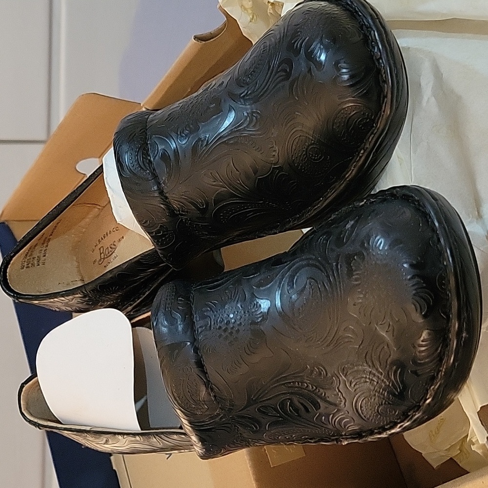 WOMEN'S BASS SHEENA BLACK PATTERN CLOGS - SIZE 9.5